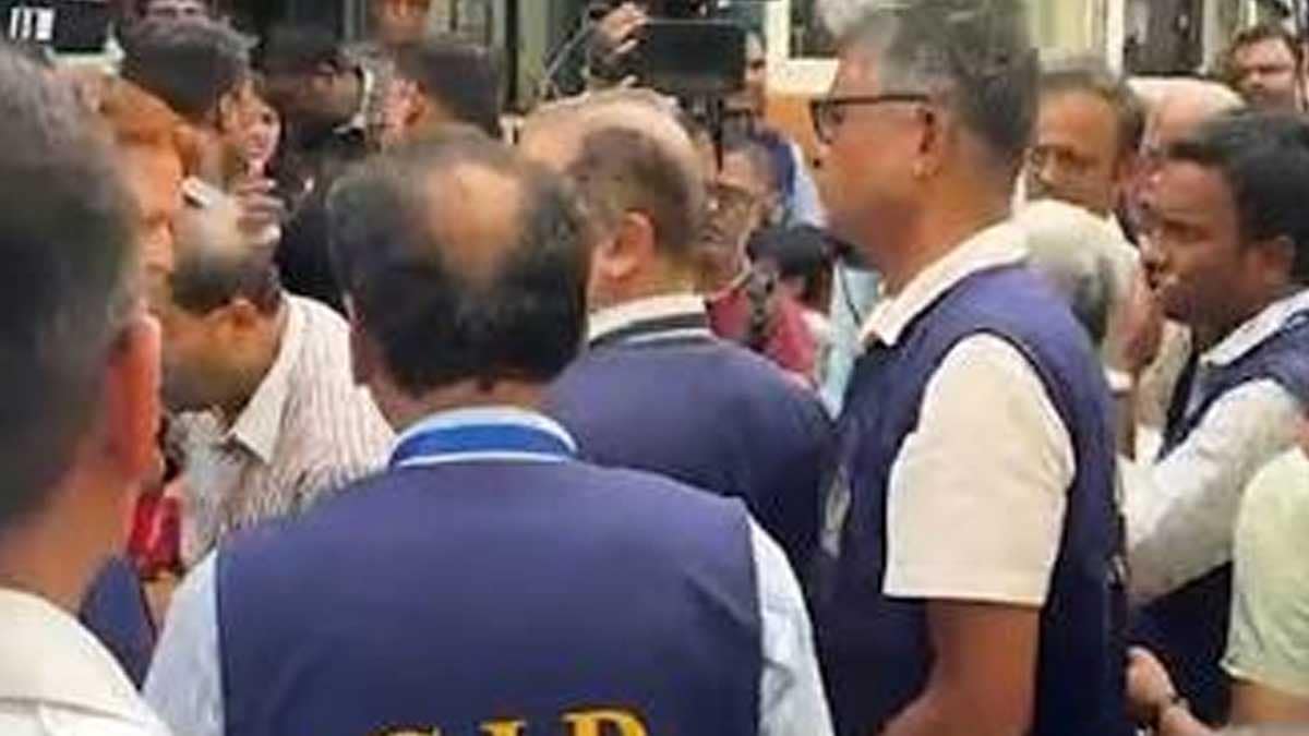 বাঁধা অগ্রাহ্য করে পার্টি অফিসে ঢুকল CID
