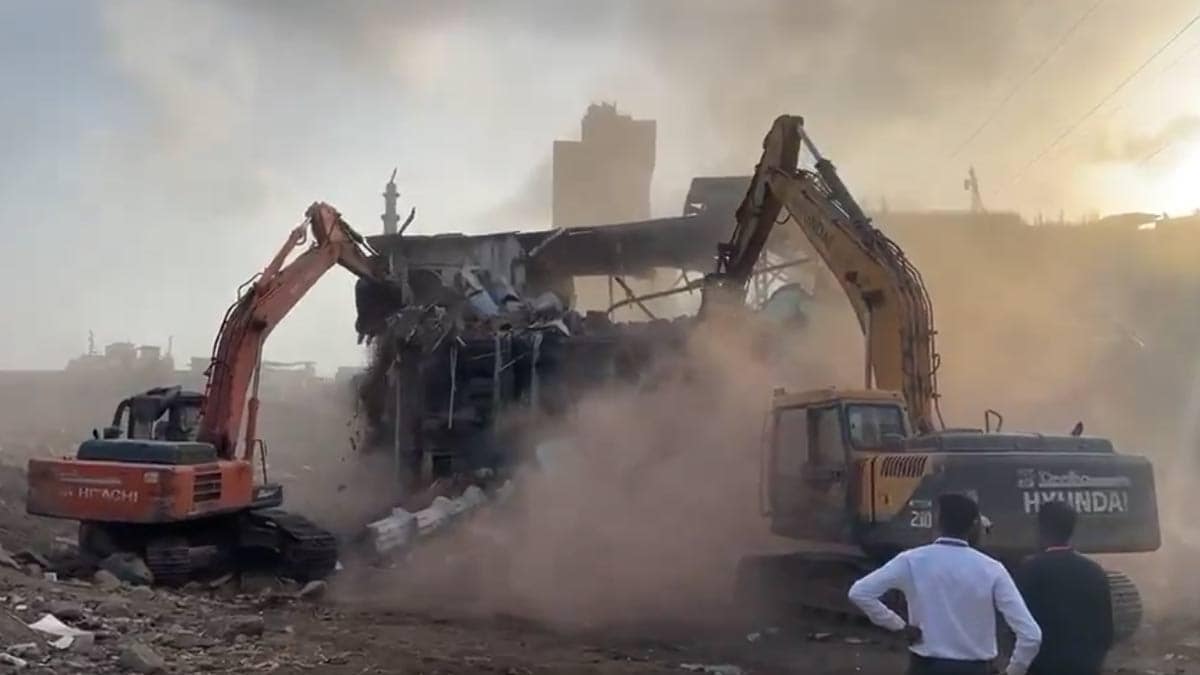 মহারাষ্ট্রের গেরুয়া সরকারের বড় পদক্ষেপ, ২০ বছর ধরে জমি দখল করা বেআইনি মসজিদ গুড়িয়ে দিল