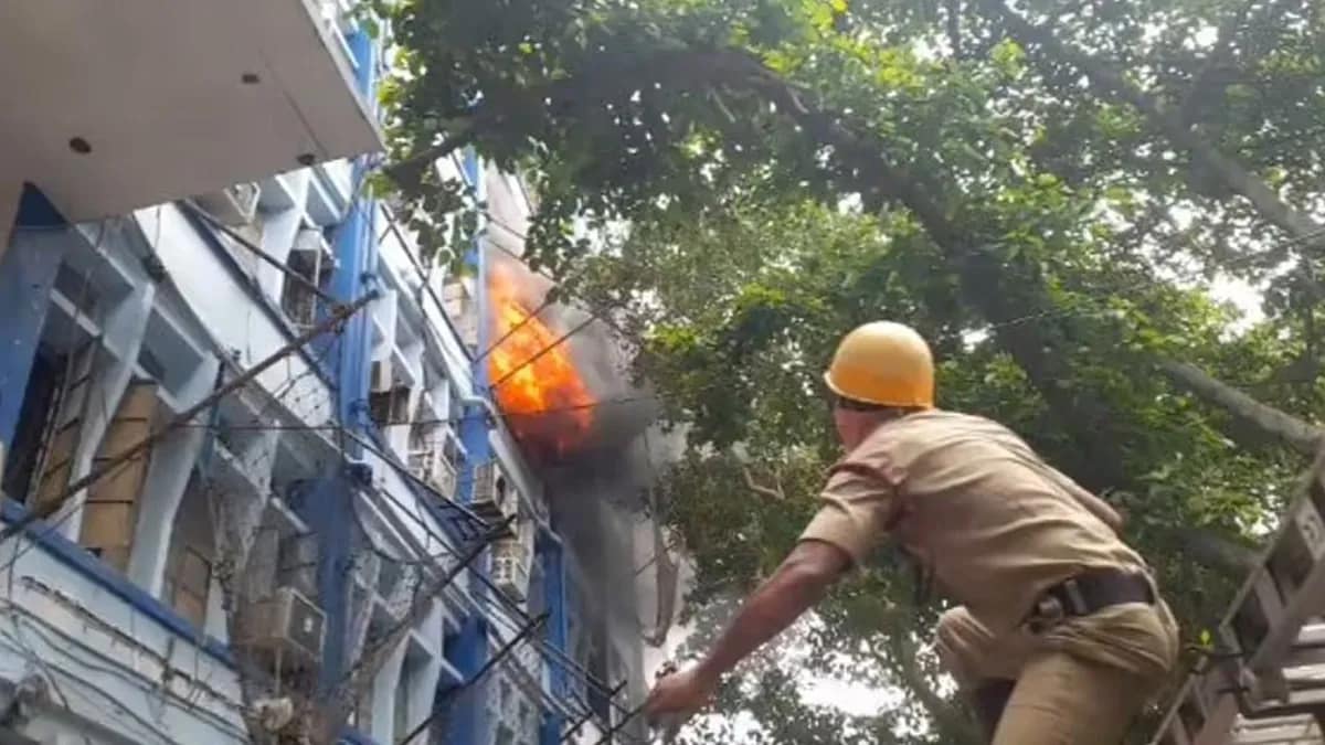 আলিপুরে জেলা পরিষদ ভবনে বিধ্বংসী অগ্নিকাণ্ড, ঘটনাস্থলে ১০টি ফায়ার ইঞ্জিন
