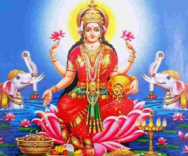 কোজাগরী লক্ষ্মীপুজোর আরাধনায় ব্যস্ত গৃহস্থেরা