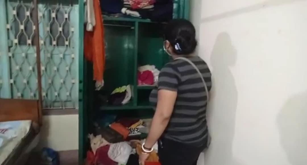 পুজোয় বেড়াতে গিয়ে বাড়ির সর্বস্ব খোয়ালেন বারাসতের বাসিন্দা,