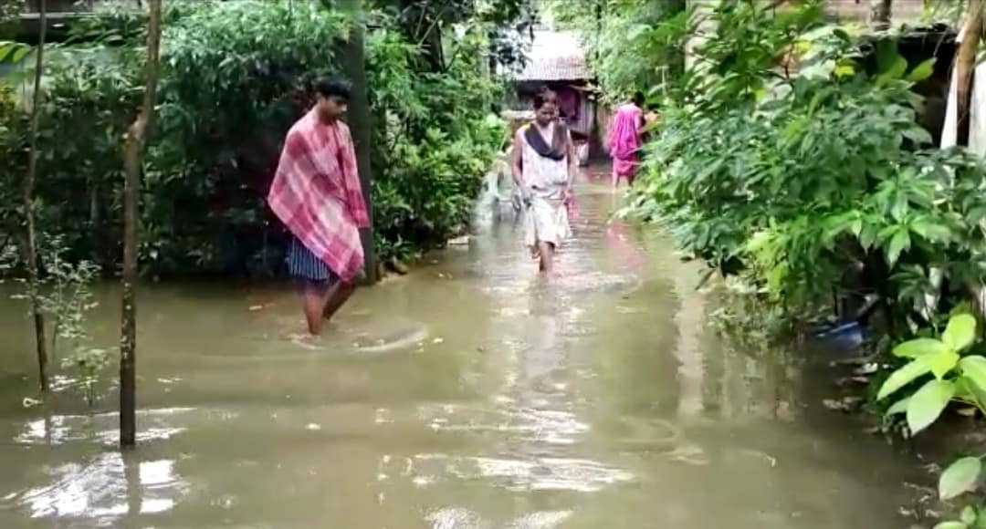 জলমগ্ন এলাকা, লক্ষ্মীর আরাধনা এবার করছেন না অশোকনগরের বাসিন্দারা