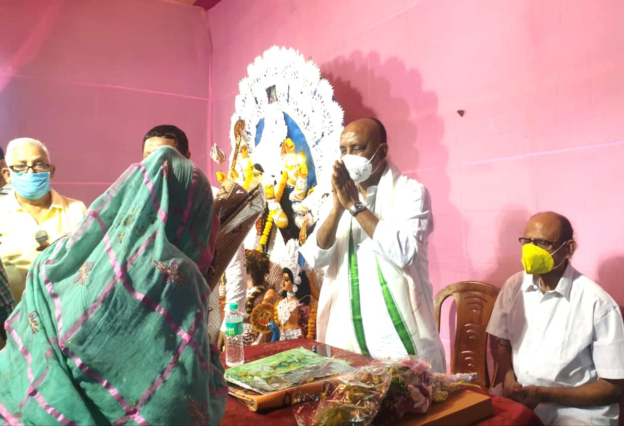 বারাসত নবপল্লী কাঁঠালতলা দুর্গাপুজো কমিটিকে পুরস্কৃত করার কথা ঘোষণা করা হয়।