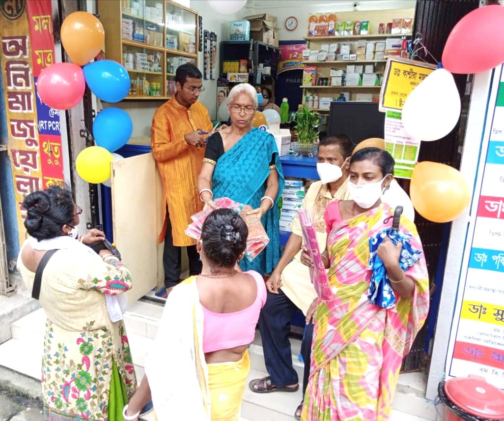 মহালয়ার দিনই জন্ম মহামায়া রায়ের এই দিনটিকে সামনে রেখে মহালয়া ও কালি পুজোর দিন গরিব মানুষের হাতে বস্ত্র তুলে দেন তিনি।