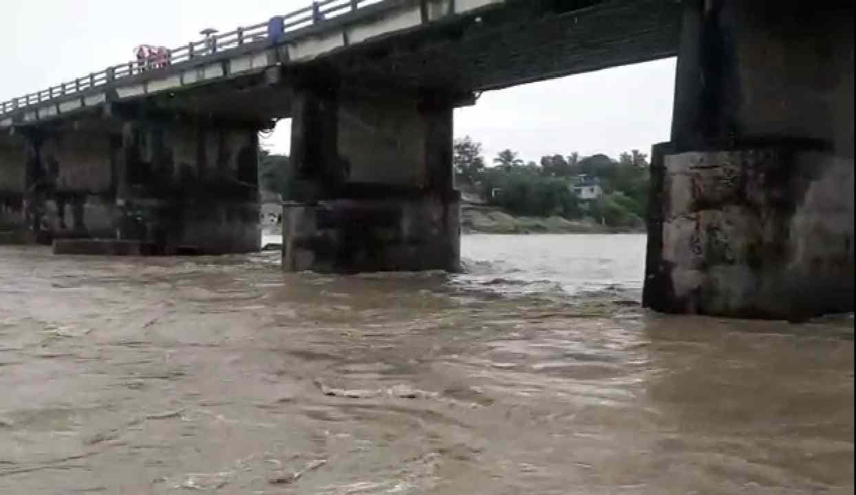 শিলিগুড়ির মাটিগাড়ার বালাসন সেতুর একটি পিলারে ফাটল, বন্ধ যান চলাচল