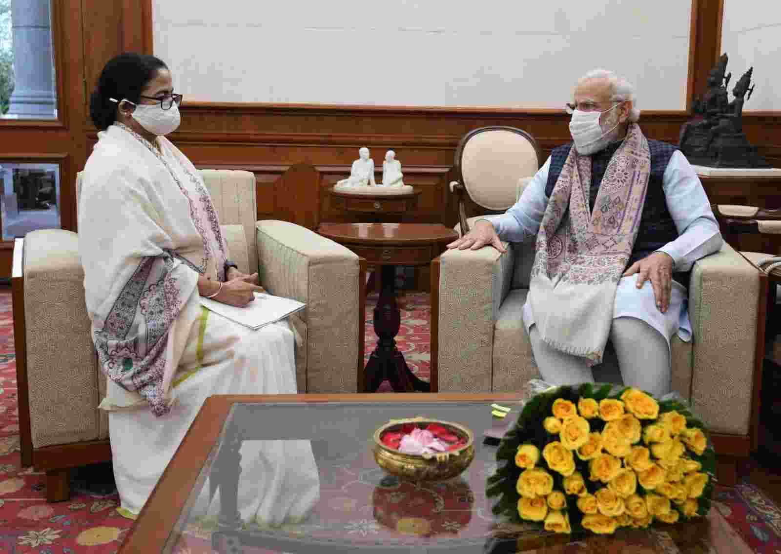রাজনৈতিক মতাদর্শ আলাদা হতেই পারে কিন্তু তার প্রভাব যেন কেন্দ্র-রাজ্য সম্পর্কে না পড়ে- মোদীকে বার্তা মমতার