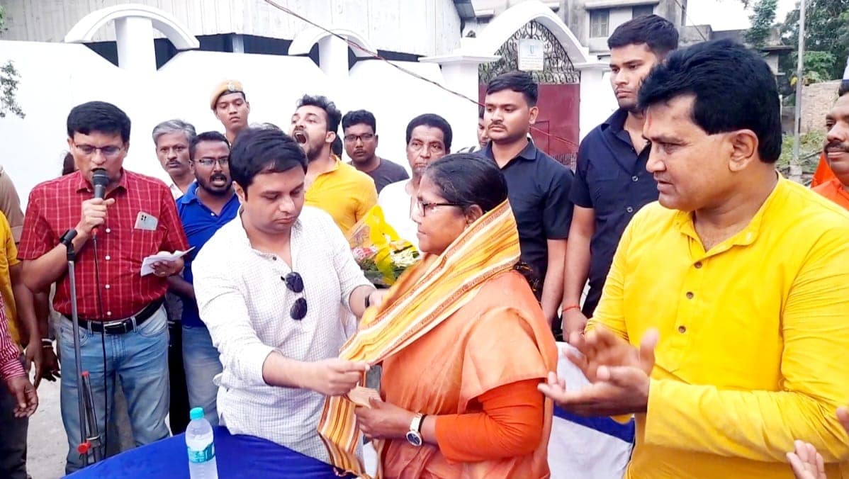 লোকনাথ মন্দিরে পুজো দিলেন কেন্দ্রিয় খাদ্য প্রতিমন্ত্রী