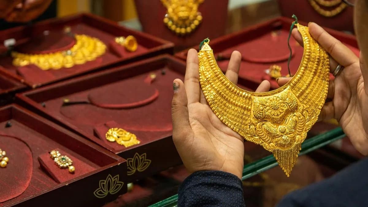 বড় স্বস্তি! এক ধাক্কায় কমল সোনার দাম, ক্রেতারা হাসি মুখে