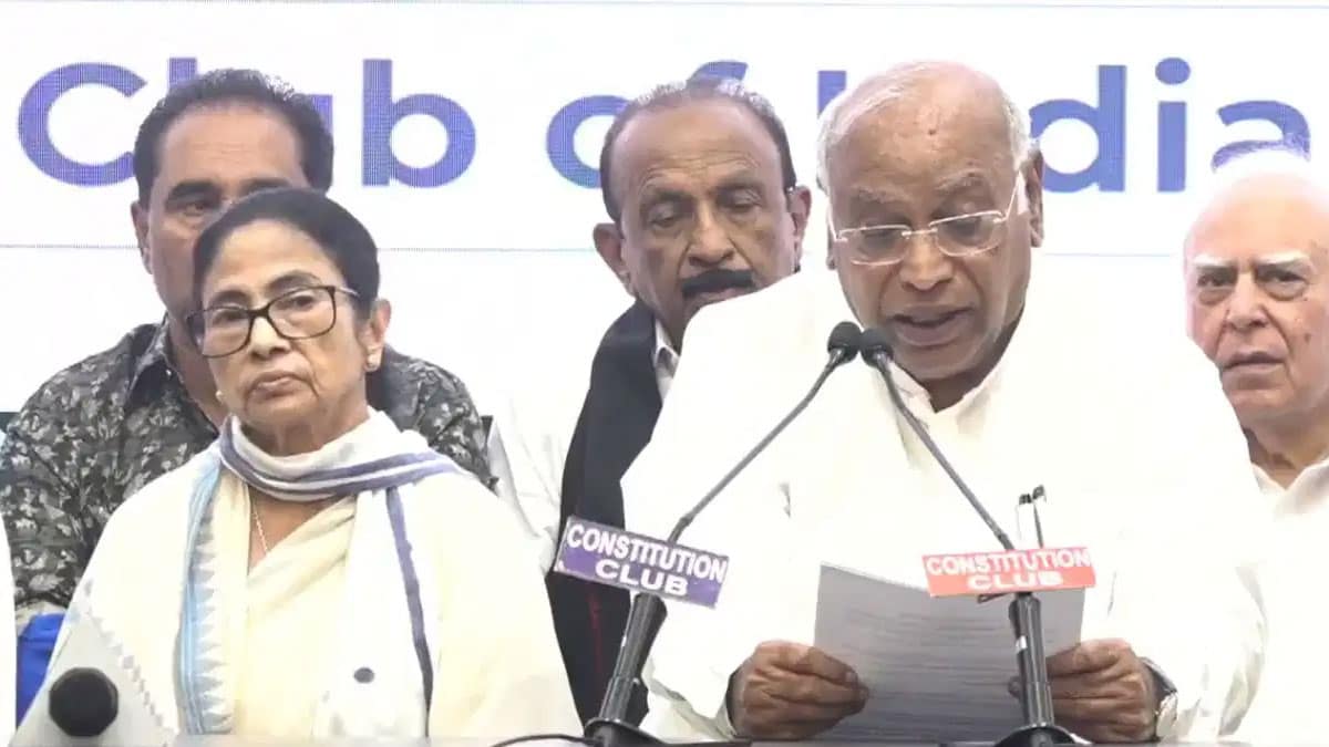 ইন্ডি জোটের বৈঠকে বিধ্বস্ত মমতা! ৭ মিনিটে মুখে মাত্র দুটি শব্দ, সবার আগে ছাড়লেন মঞ্চ