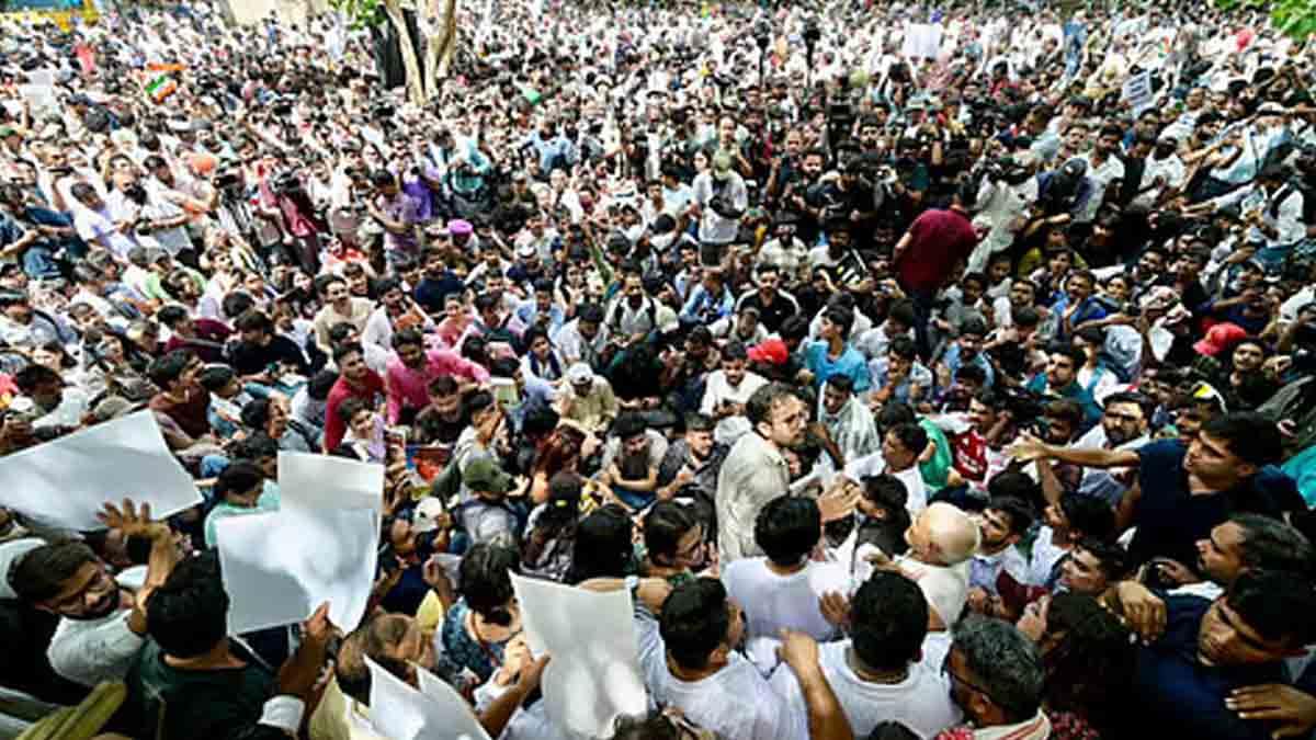 ইভিএম নয়, ব্যালটে ফিরতে দাবি ককরোচ জনতা পার্টির
