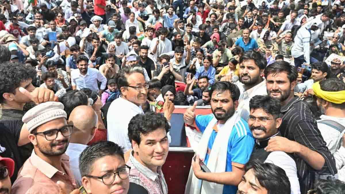 যন্তর মন্তরে আরশোলা দলের প্রতিবাদে র‍্যাঞ্চোর হুমকি
