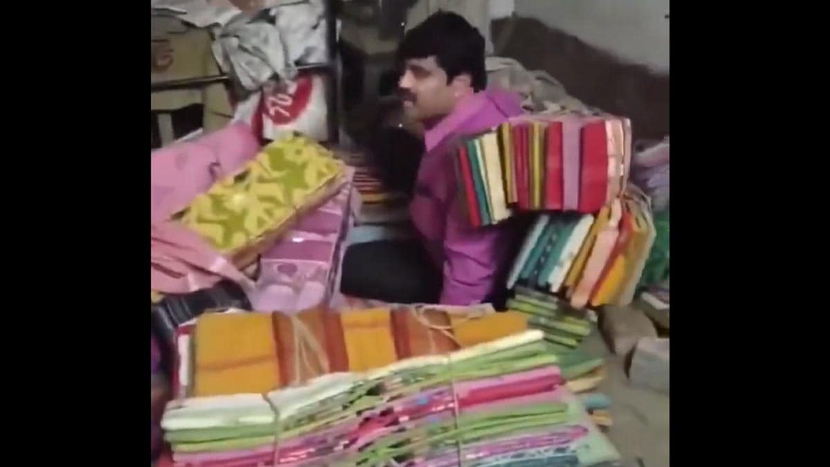 শাড়ির স্তূপে লুকিয়ে তৃণমূল নেতা—পুলিশের তাড়া থেমে নেই
